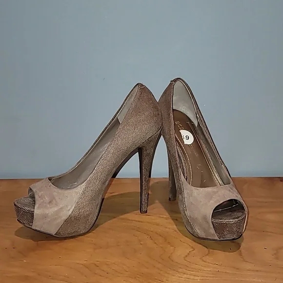 BCBG Peep-Toe Tan Suede heels Sz